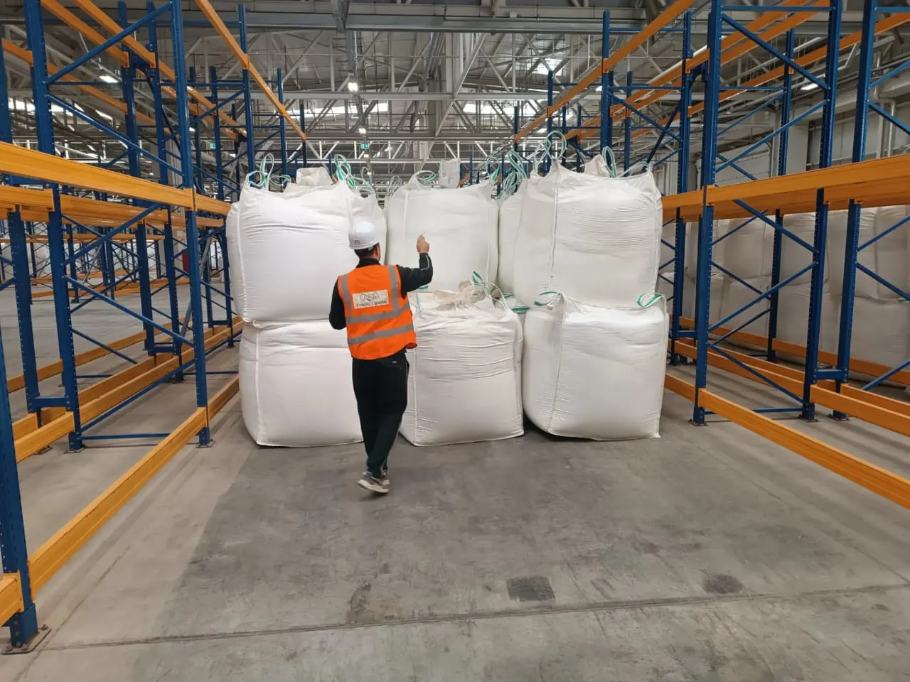 Ynamly Ugurdash warehouse: big bags in racks